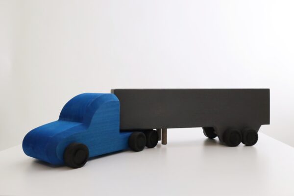 Blauer LKW mit Anhänger